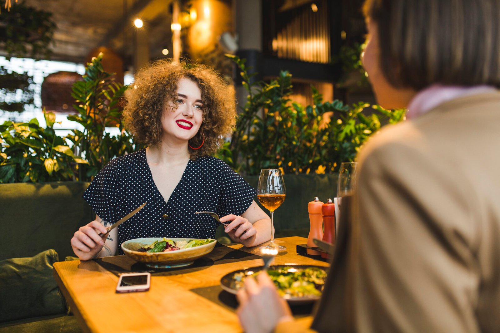 About friends eating restaurant